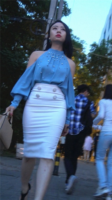 4K超清视频！超长大片-性感开叉白色包屯裙熟女OL[MP4/4GB]