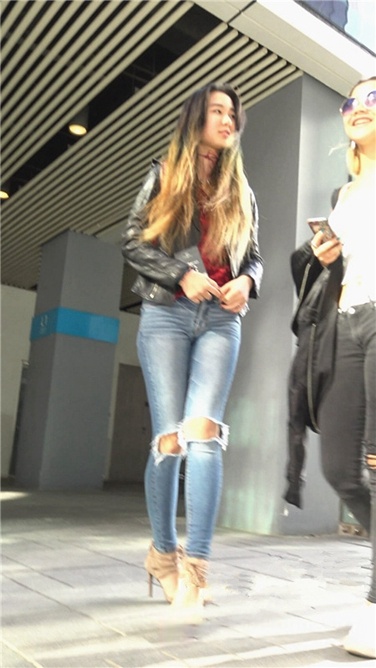 4K超清视频！极品高跟紧牛大翘臀长发美眉[MP4/2GB]