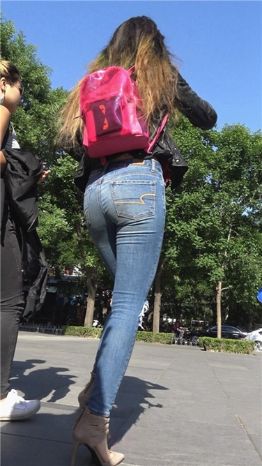 4K超清视频！极品高跟紧牛大翘臀长发美眉[MP4/2GB]