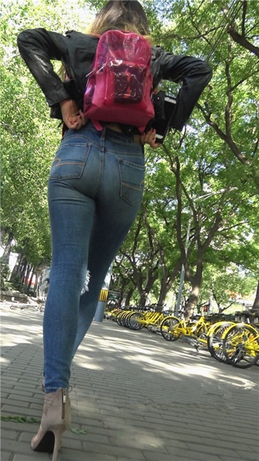 4K超清视频！极品高跟紧牛大翘臀长发美眉[MP4/2GB]