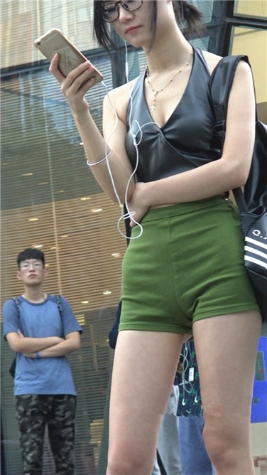 4K超清！阴雨蒙蒙中两个极品MT美女[MP4/1GB]