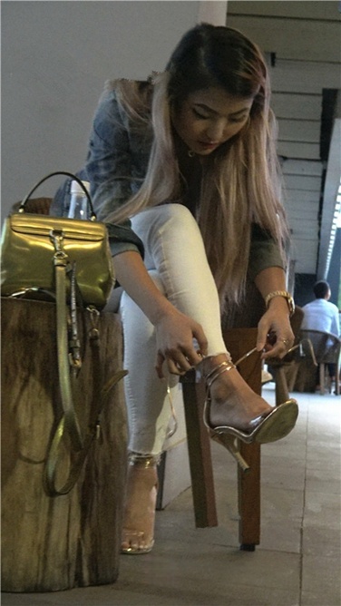 4K超清视频！金色高跟紧身白裤野xing时尚美臀小美女[MP4/2GB]