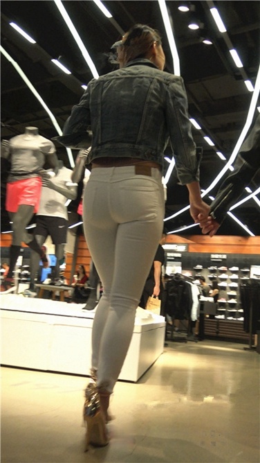 4K超清视频！金色高跟紧身白裤野xing时尚美臀小美女[MP4/2GB]