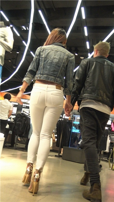 4K超清视频！金色高跟紧身白裤野xing时尚美臀小美女[MP4/2GB]