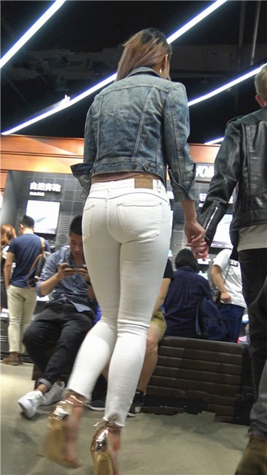 4K超清视频！金色高跟紧身白裤野xing时尚美臀小美女[MP4/2GB]