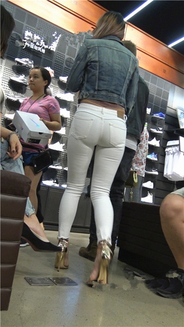 4K超清视频！金色高跟紧身白裤野xing时尚美臀小美女[MP4/2GB]