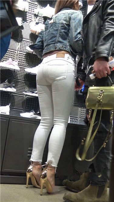 4K超清视频！金色高跟紧身白裤野xing时尚美臀小美女[MP4/2GB]