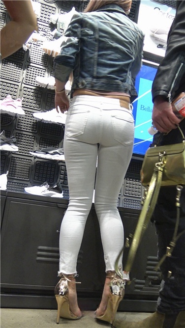 4K超清视频！金色高跟紧身白裤野xing时尚美臀小美女[MP4/2GB]