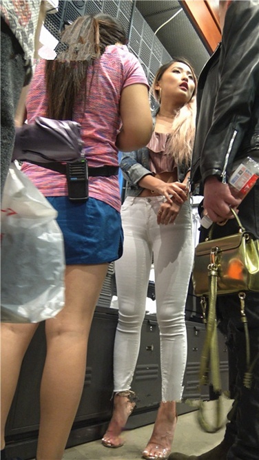 4K超清视频！金色高跟紧身白裤野xing时尚美臀小美女[MP4/2GB]