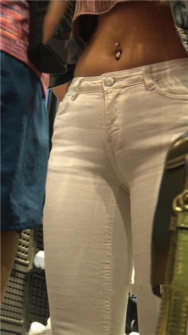 4K超清视频！金色高跟紧身白裤野xing时尚美臀小美女[MP4/2GB]