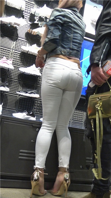 4K超清视频！金色高跟紧身白裤野xing时尚美臀小美女[MP4/2GB]