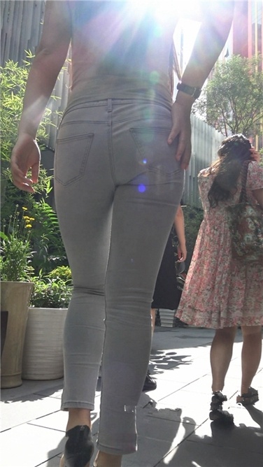 极品紧身灰色牛仔裤丰腴美臀国产美妇[MP4/2GB]