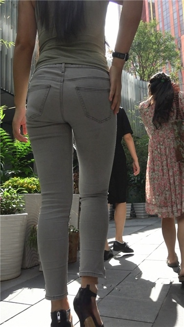 极品紧身灰色牛仔裤丰腴美臀国产美妇[MP4/2GB]