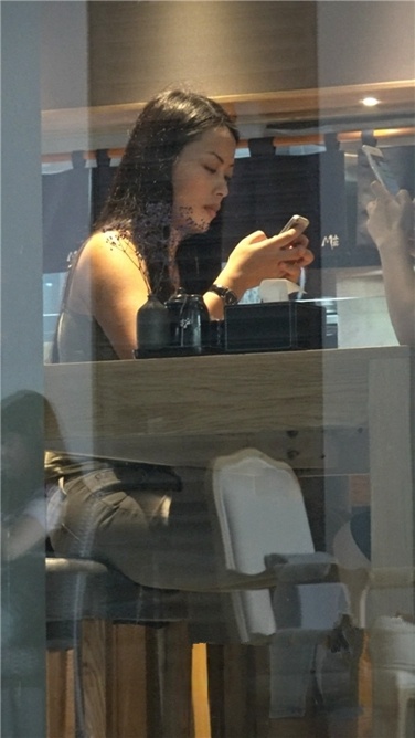 极品紧身灰色牛仔裤丰腴美臀国产美妇[MP4/2GB]