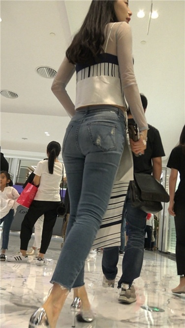 4K超清视频！银白高跟性感紧牛翘屯美少妇[MP4/2GB]