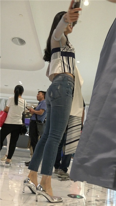 4K超清视频！银白高跟性感紧牛翘屯美少妇[MP4/2GB]