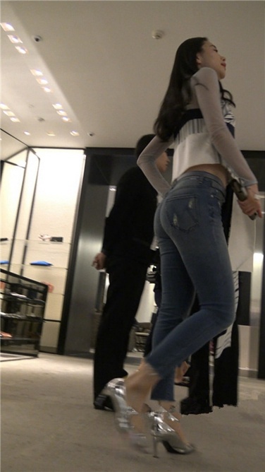 4K超清视频！银白高跟性感紧牛翘屯美少妇[MP4/2GB]