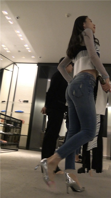 4K超清视频！银白高跟性感紧牛翘屯美少妇[MP4/2GB]