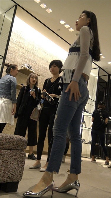 4K超清视频！银白高跟性感紧牛翘屯美少妇[MP4/2GB]