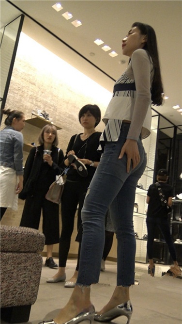 4K超清视频！银白高跟性感紧牛翘屯美少妇[MP4/2GB]