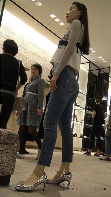 4K超清视频！银白高跟性感紧牛翘屯美少妇[MP4/2GB]