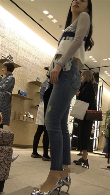 4K超清视频！银白高跟性感紧牛翘屯美少妇[MP4/2GB]