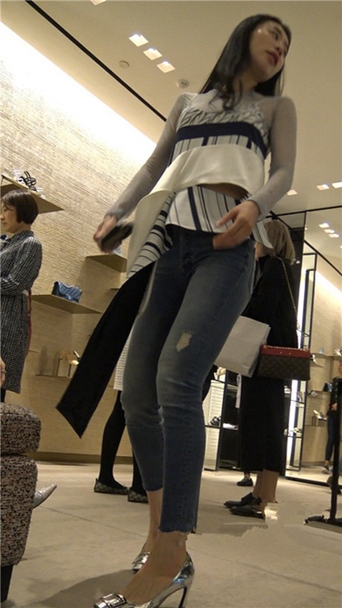 4K超清视频！银白高跟性感紧牛翘屯美少妇[MP4/2GB]