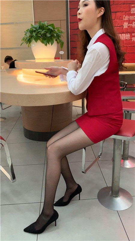 （视频）红色制服美女[6.2G/MP4]