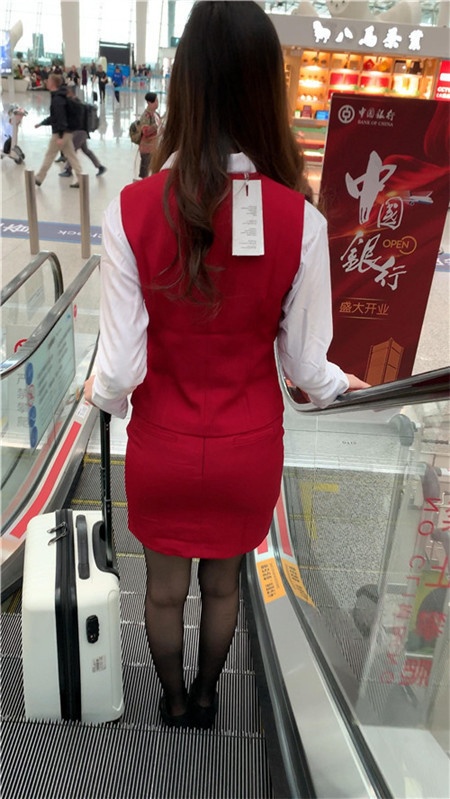 （视频）红色制服美女[6.2G/MP4]