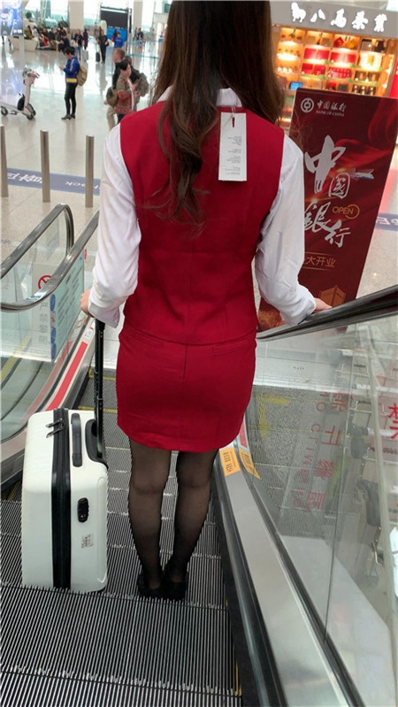 （视频）红色制服美女[6.2G/MP4]