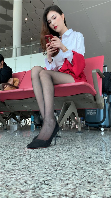 （视频）红色制服美女[6.2G/MP4]