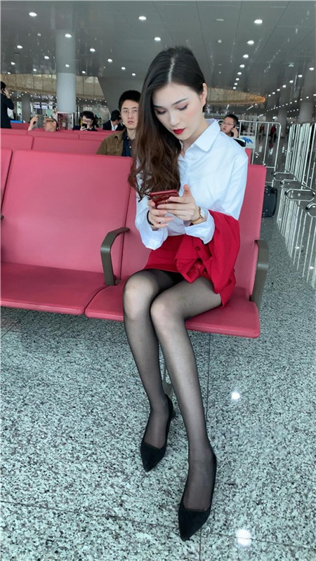 （视频）红色制服美女[6.2G/MP4]