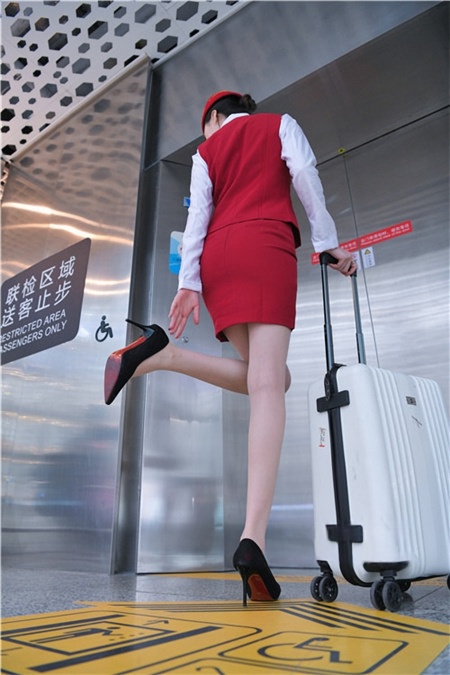 （套图一）红色制服美女(400P)[6.04G/JPG]