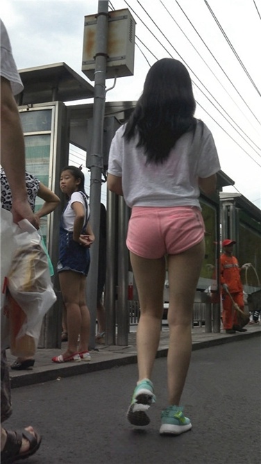 4K超清！等公交的xinggan粉红热裤紧三角美女[MP4/2.5GB]