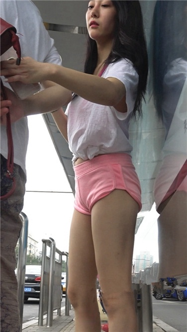 4K超清！等公交的xinggan粉红热裤紧三角美女[MP4/2.5GB]