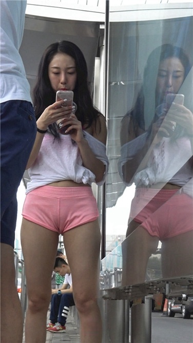 4K超清！等公交的xinggan粉红热裤紧三角美女[MP4/2.5GB]