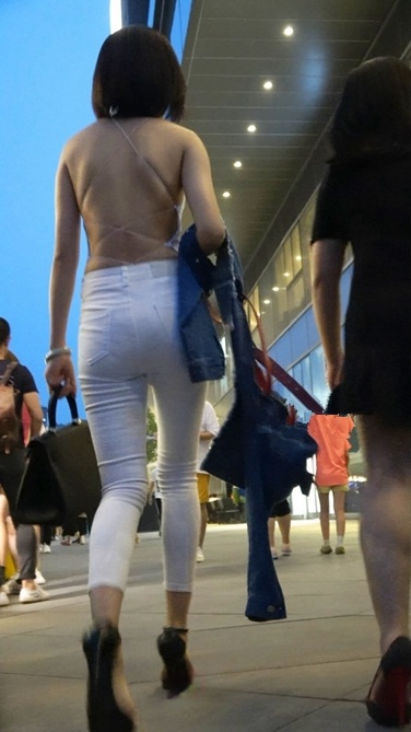 4K超清视频！夜色下的大路背紧身白裤波斯眼镜美女[,MP4/1GB]