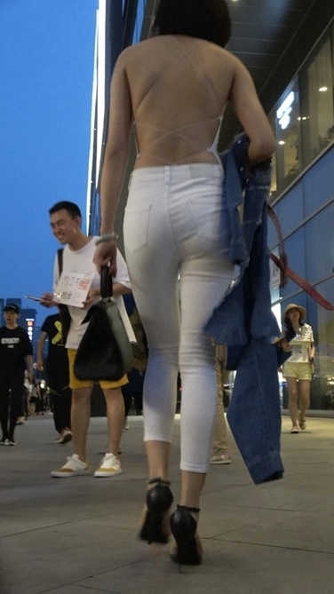 4K超清视频！夜色下的大路背紧身白裤波斯眼镜美女[,MP4/1GB]