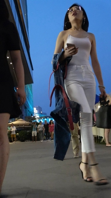 4K超清视频！夜色下的大路背紧身白裤波斯眼镜美女[,MP4/1GB]