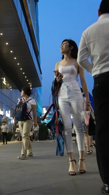 4K超清视频！夜色下的大路背紧身白裤波斯眼镜美女[,MP4/1GB]