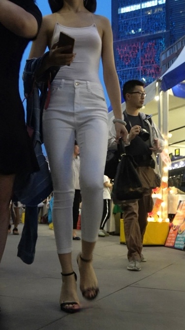 4K超清视频！夜色下的大路背紧身白裤波斯眼镜美女[,MP4/1GB]