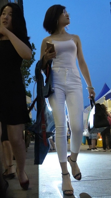 4K超清视频！夜色下的大路背紧身白裤波斯眼镜美女[,MP4/1GB]