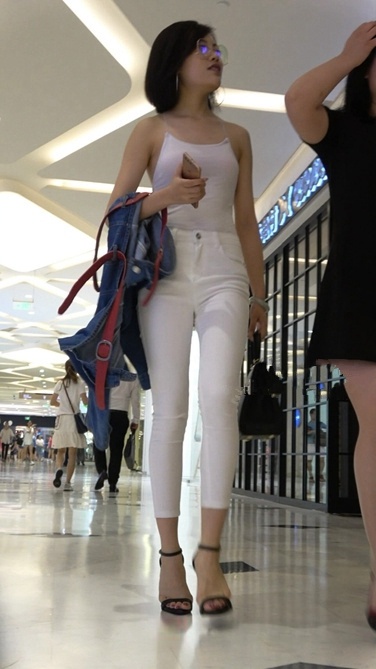 4K超清视频！夜色下的大路背紧身白裤波斯眼镜美女[,MP4/1GB]