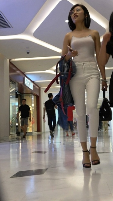 4K超清视频！夜色下的大路背紧身白裤波斯眼镜美女[,MP4/1GB]