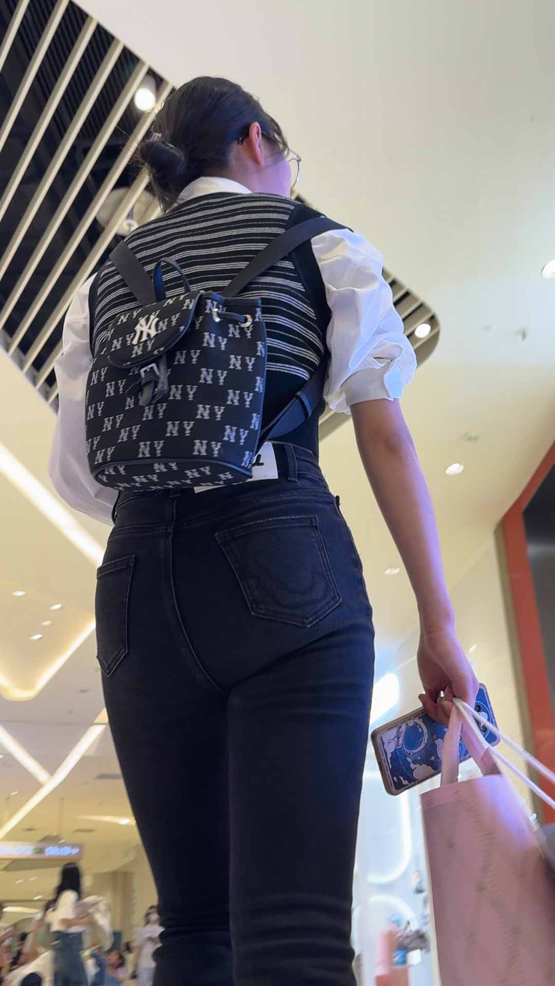 紧身黑牛仔紧臀眼镜妹