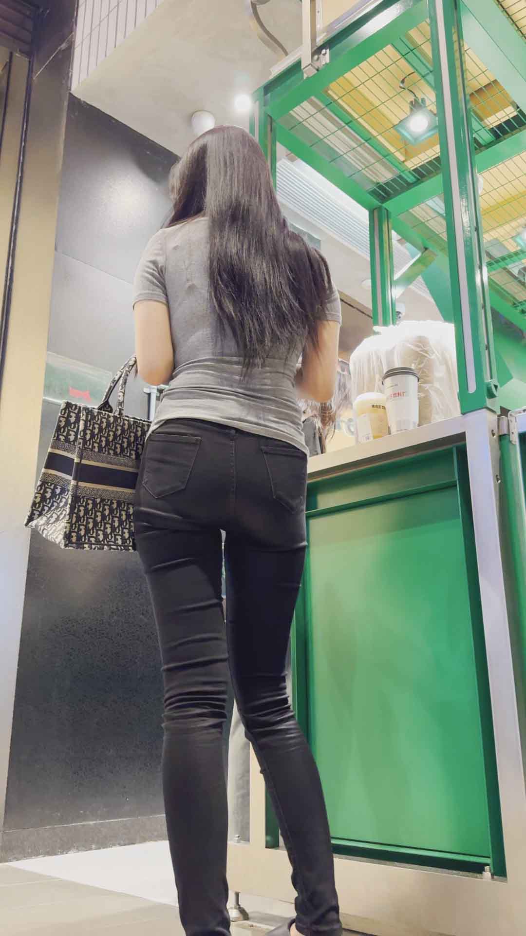 长发黑裤透内痕妹子（积分102）