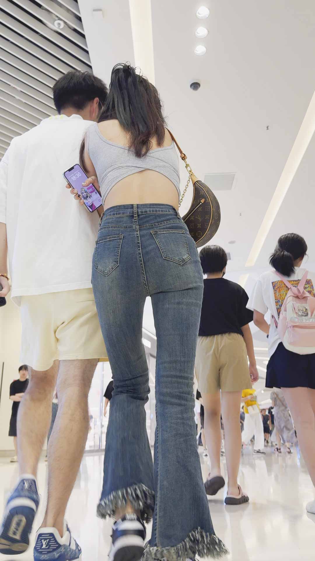 露腰包臀紧牛仔妹子