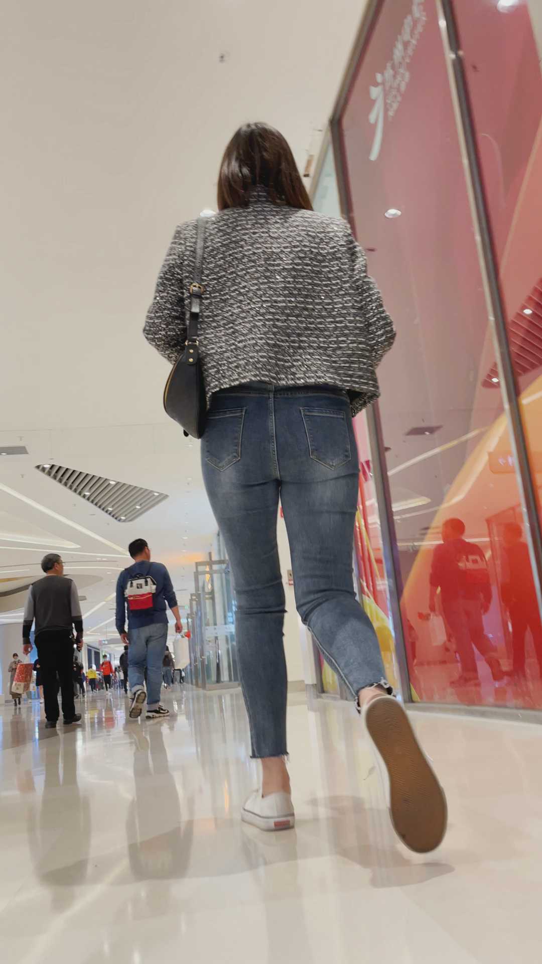 紧身宽臀牛仔裤小姐姐（积分29）