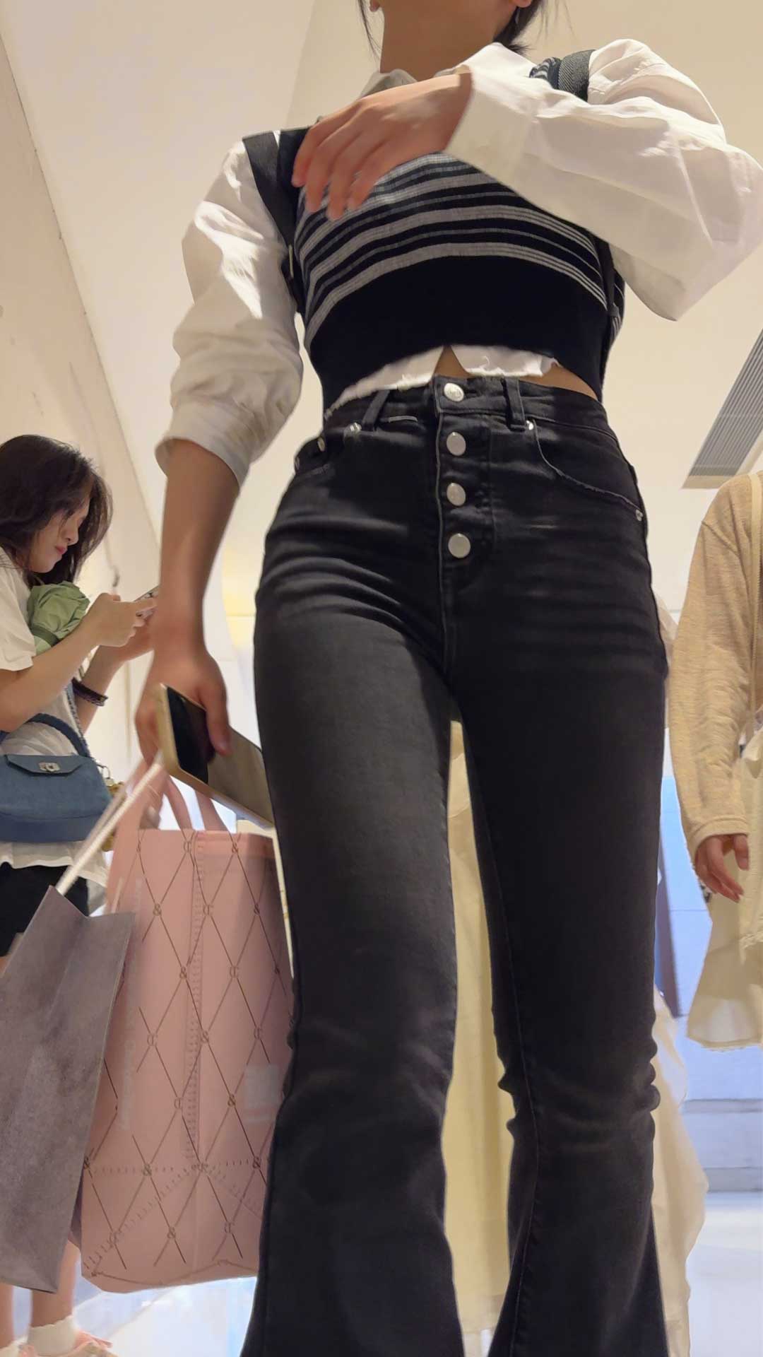 紧身黑牛仔紧臀眼镜妹