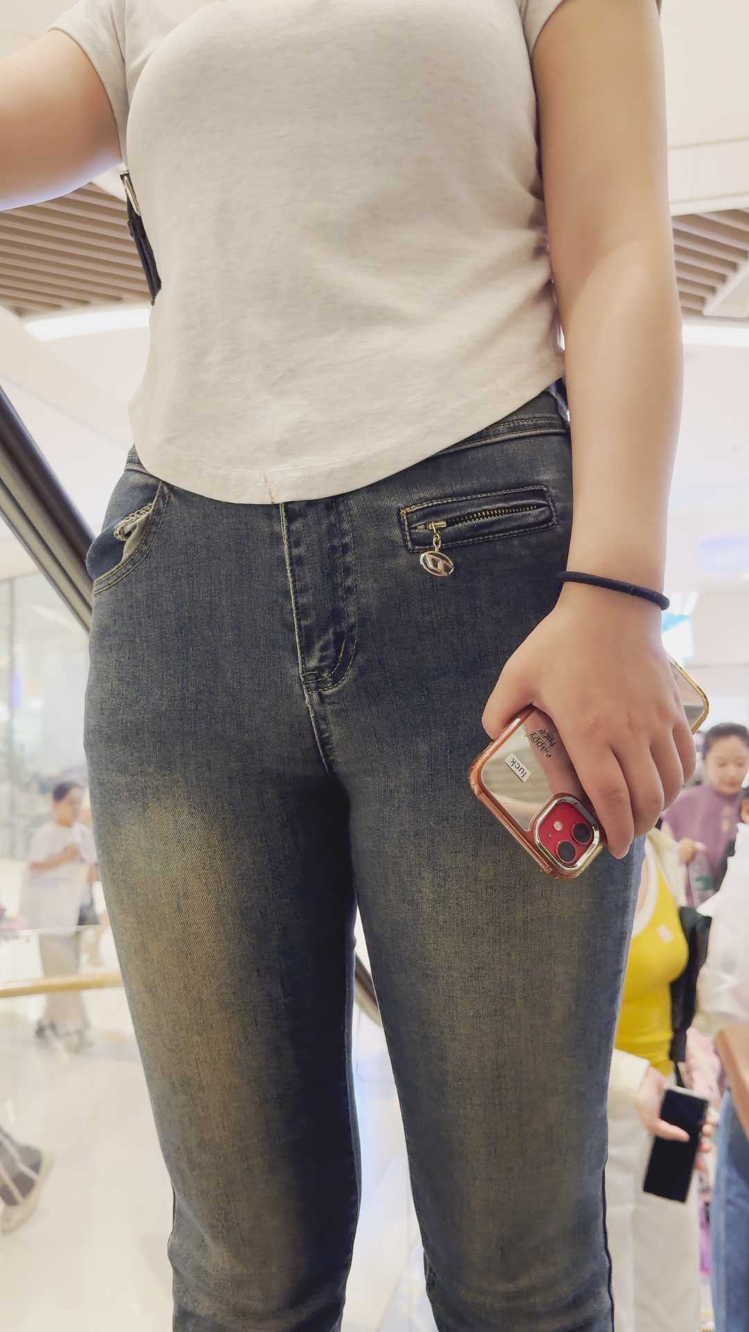 中秋献礼胸器包臀牛仔美女